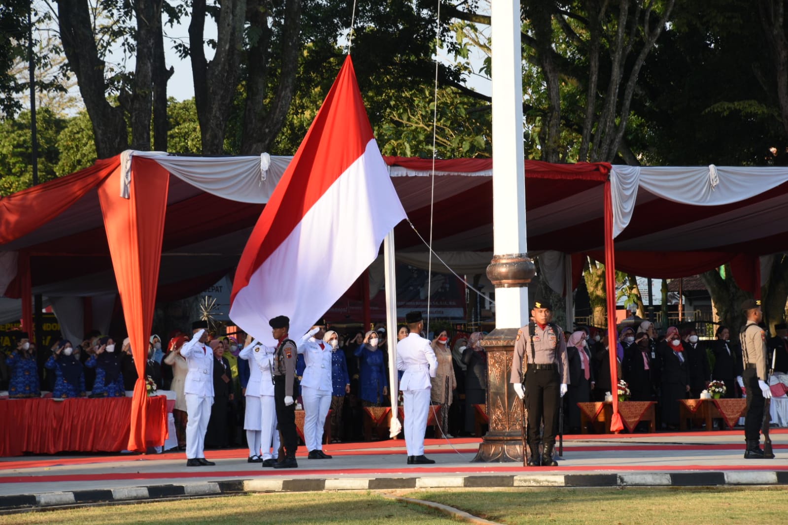 Kasipers Korem 073/Makutarama Hadiri Upacara Penurunan Bendera HUT Ke-77 Kemerdekaan RI